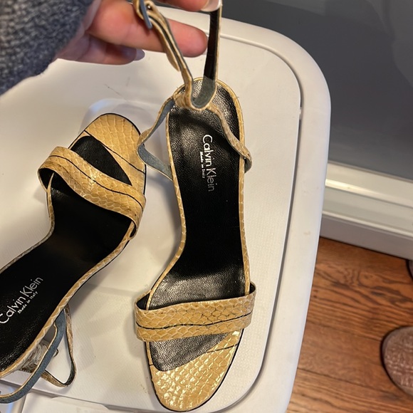 Calvin Klein beige snake open toe heeled sandals size 7 new - Picture 4 of 6